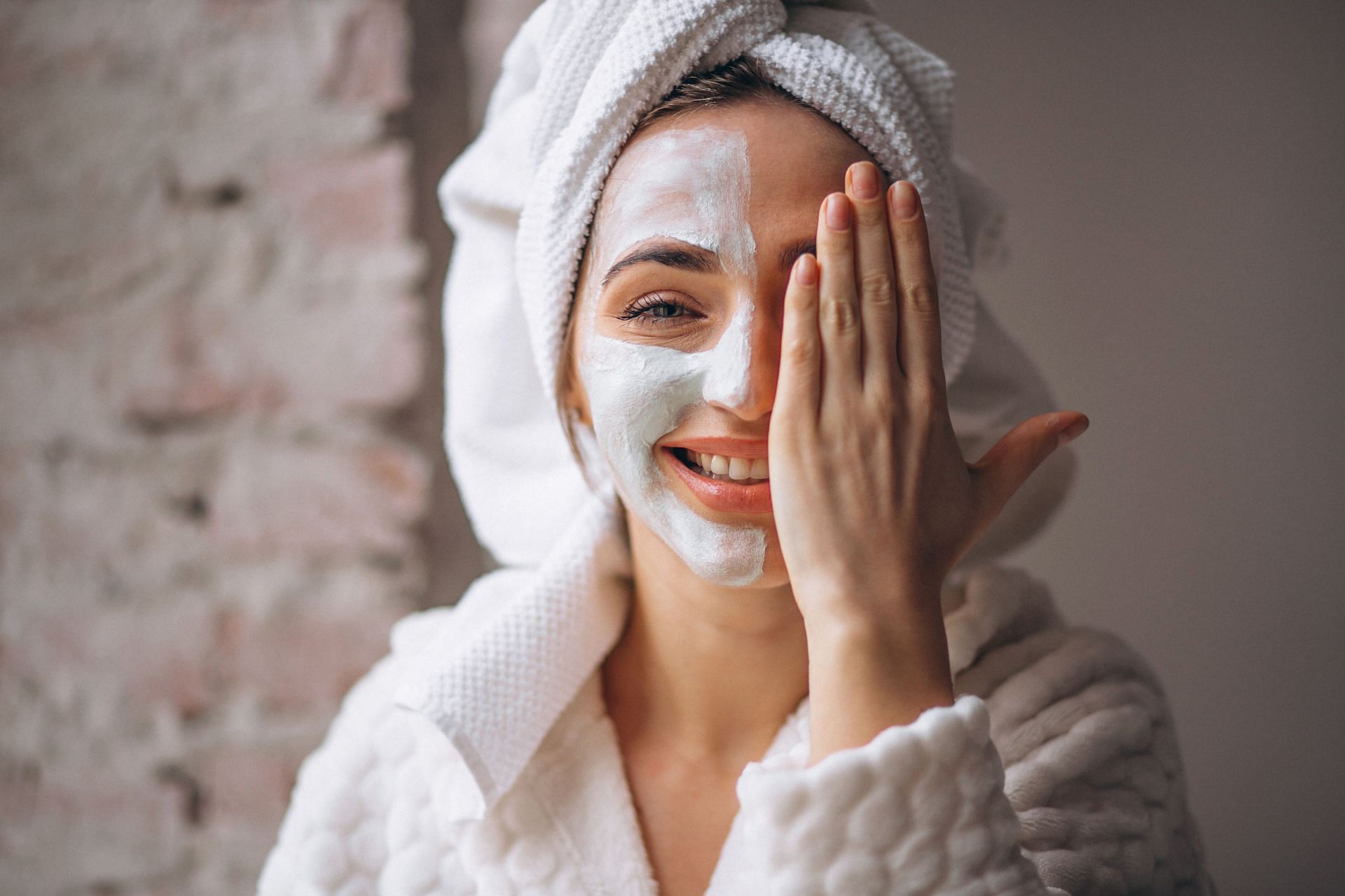 Skincare (Image via Freepik/Sevinpetro)